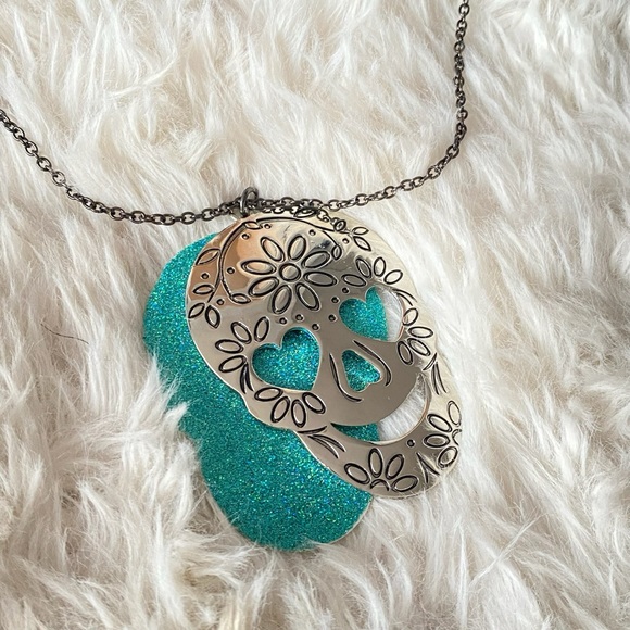 BETSEY JOHNSON Engraved Double Skull Pendant Long Necklace NWT - Picture 5 of 16